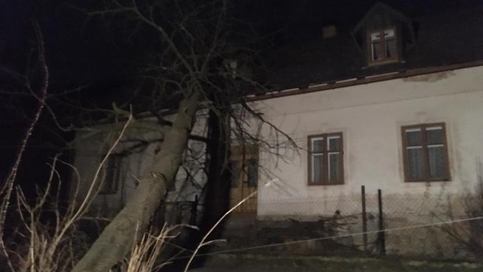 Hasiči kvůli orkánu posílili směny, v Pekle spadl strom přímo na dům