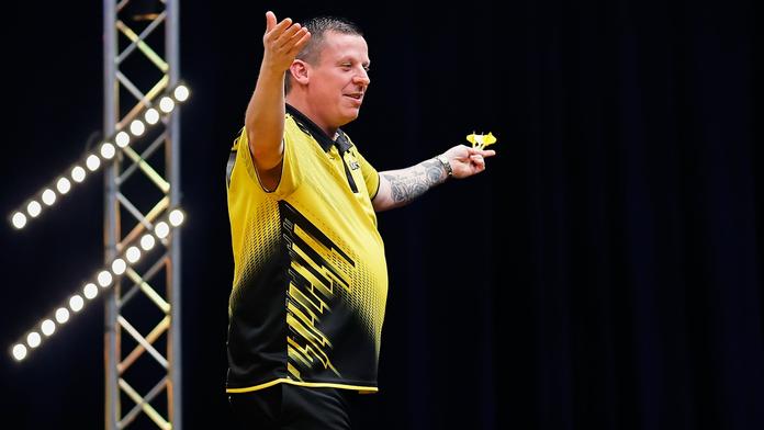 Instalatér Menzies na MS v šipkách končí. Postupuje Anderson a Chisnall