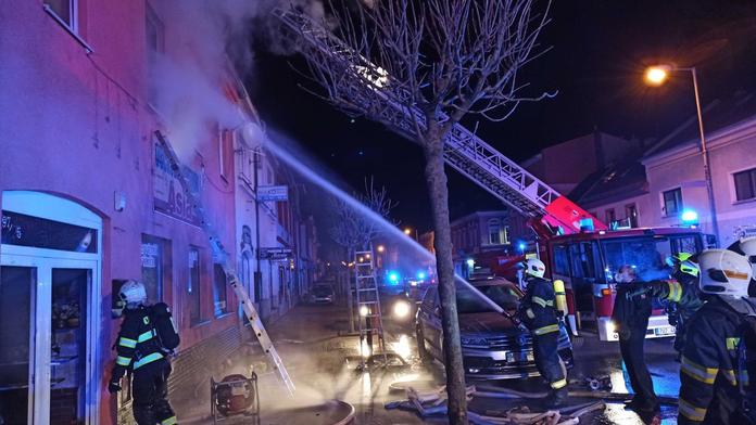 Mohutné plameny zachvátily dům v Duchcově, mezi zraněnými jsou děti