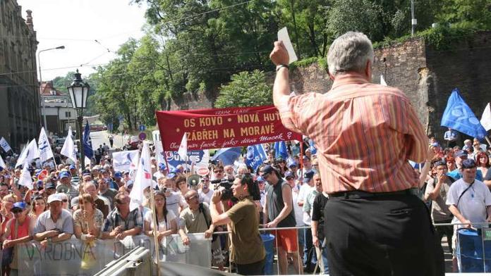 Na Prahu míří tisíce odborářů. Protestují proti dopadům krize