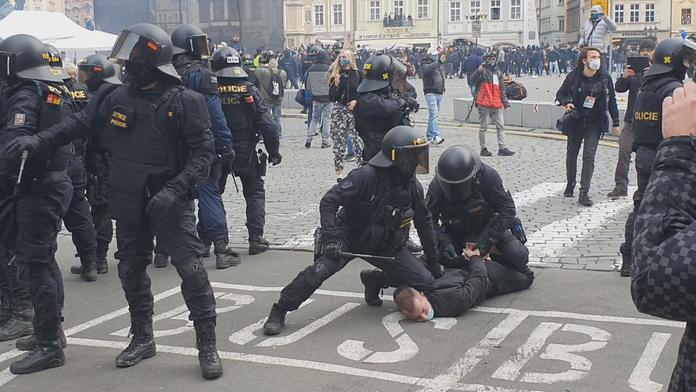 Prahu dnes čekají další demonstrace. Policie posílí bezpečnost