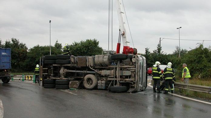 Nehoda kamionu zablokovala spojku mezi Čechami a Moravou