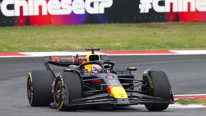 Sprint pro Verstappena. Ricciardo na bodech, Hamilton dostal penalizaci