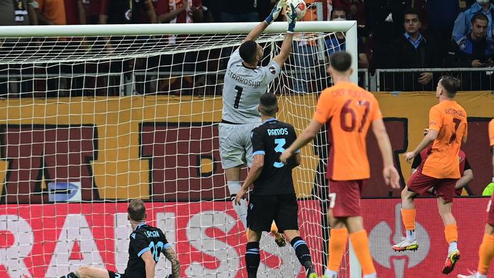 VIDEO: Brankář v Evropské lize potopil svůj tým. Připomněl Dúbravku