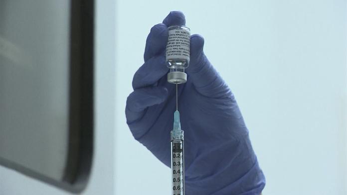 Můžou očkování lidé dál šířit covid-19 na ostatní? Experti to nevylučují!