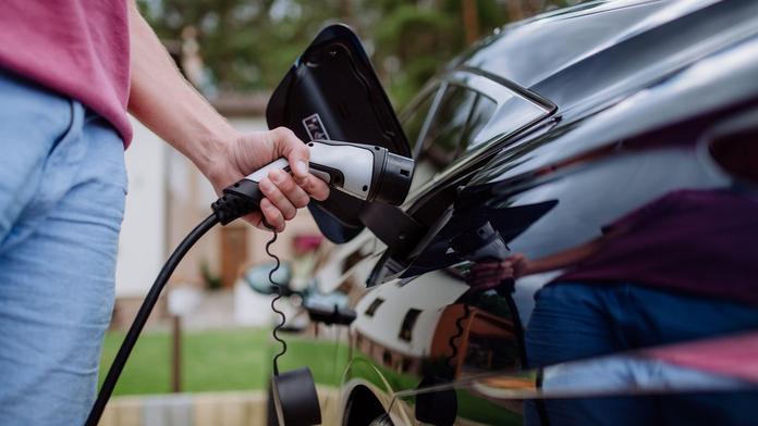 Ojeté elektromobily se valí do Česka. Experti varují před životu nebezpečnými závadami