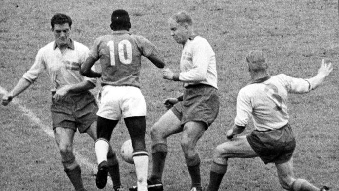 Pelé (v dresu s číslem 10) během finále mistrovství světa 1958 proti Švédsku