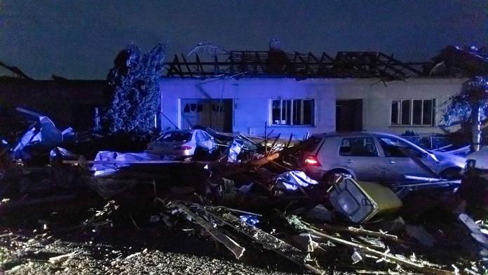 OBRAZEM: Část Jižní Moravy zpustošilo tornádo, bouře a vichr
