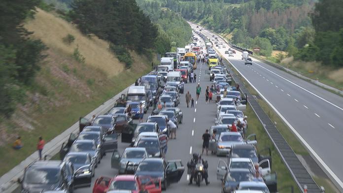 Dálnici D1 zablokovala dopravní nehoda, tvořily se dlouhé kolony