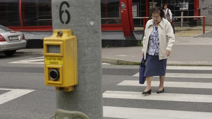 Auto v Praze srazilo dopravní značku. Ta spadla na důchodkyni (†71) a zabila ji!