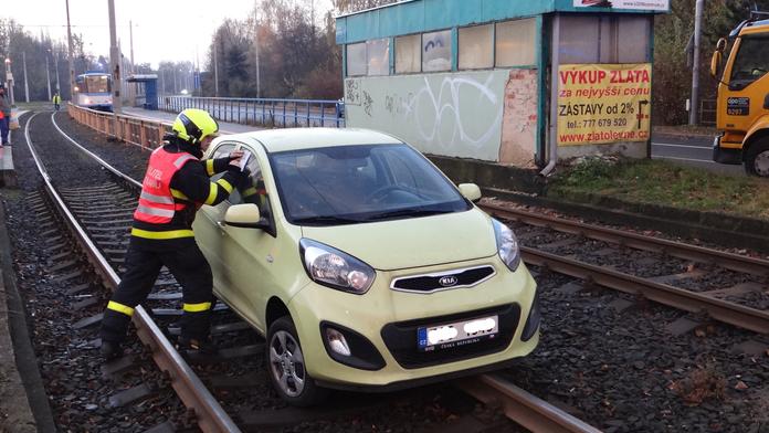 Myslela, že jede po rozbité silnici! Auto ale bylo na kolejích tramvaje