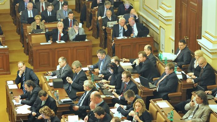 Slováci chtějí očipovat poslance, aby nefalšovali docházku. Vzor pro Česko?