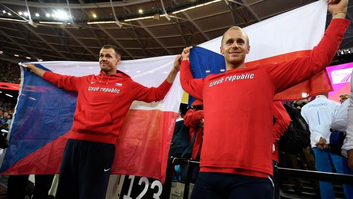 Těsně po příletu:Oštěpaři Vadlejch a Frydrych přivezli medaile z MS