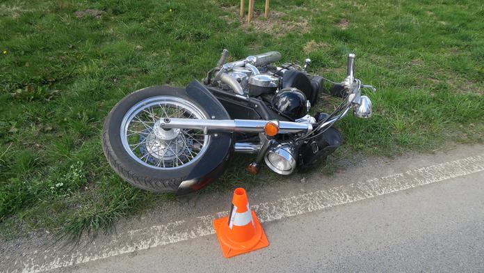 Na Domažlicku zemřel při nehodě motorkář, v Opavě bourali policisté