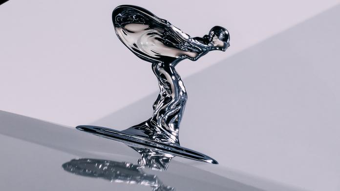Rolls-Royce mění svoji ikonickou sošku. Musela se přikrčit kvůli elektromobilitě