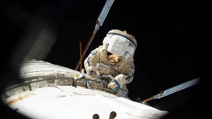 Kosmonauti vyrazili mimo ISS, ve vesmíru stráví 6,5 hodiny