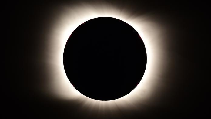 Nevšední záběry! Podívejte se, jak vypadá zatmění Slunce nad Chile z vesmíru