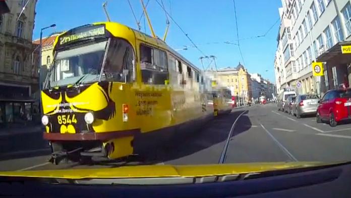 Jak předjíždět a objíždět tramvaj? Řada řidičů tomu pořád nerozumí!