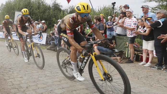 Upadl na Tour kvůli balíku slámy. Roglič si nahodil vykloubené rameno a jel dál