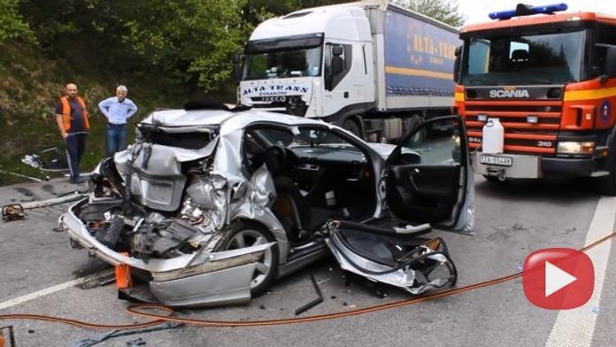 Řidič po nehodě, při níž zemřeli dva lidé, zamkl auto a utekl! FOTO VINÍKA UVNITŘ