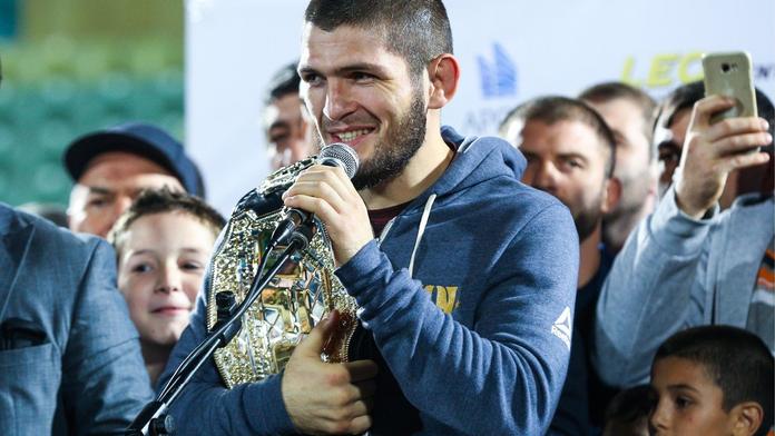 Khabib uvažuje nad změnou, ve hře je souboj s legendou boxu