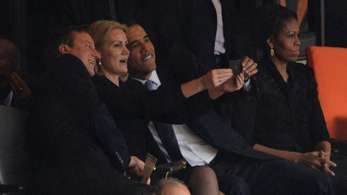 TRAPAS na pohřbu Mandely! Rozesmátý Obama se tam fotil s Cameronem!