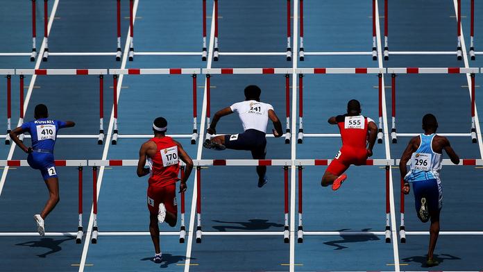 Nečekané trable atleta, při běhu mu vypadávalo přirození. Skončil poslední