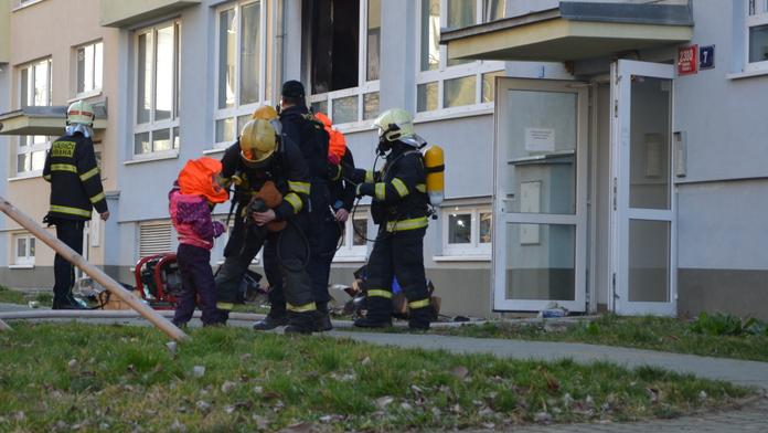 Děti vynesli ze zakouřeného domu hasiči v náručí! Hořel byt v přízemí!