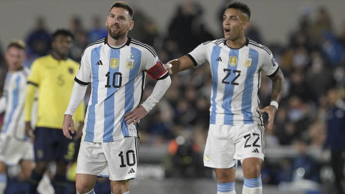 Fotbalisté Argentiny Lionel Messi a Lautaro Martínez (vpravo)