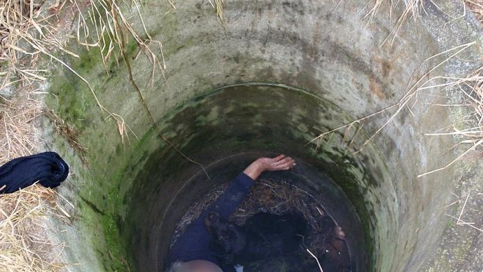 To snad není možné! Dívka (21) spadla při SEXU do studny