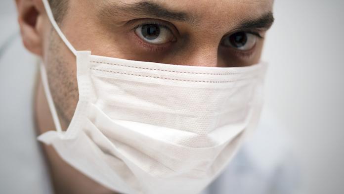 Ministerstvo nemá právo nutit lidi nosit roušky, říkají ústavní právníci