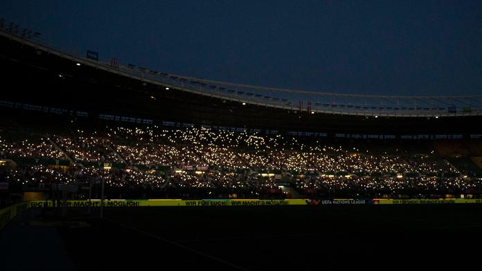 Bizár na Lize národů ve Vídni. Tma, zpoždění a obří díra na hřišti
