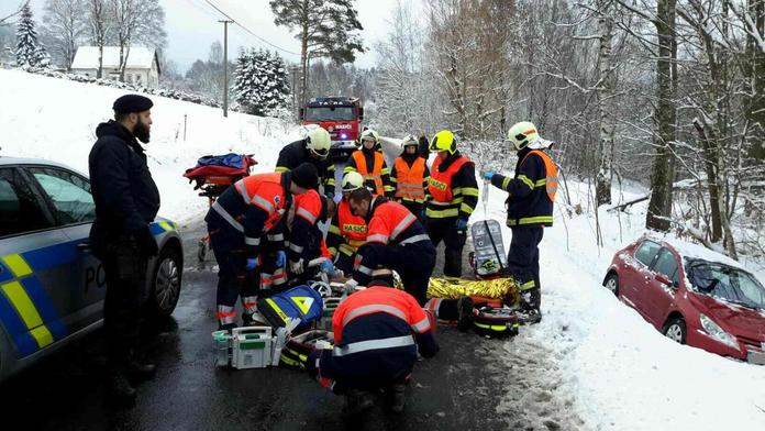 Řidič po nehodě u Rotavy ztratil vědomí, hasiči mu zachránili život