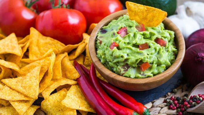 Recept na to nejlepší avokádové guacamole s domácími nachos!
