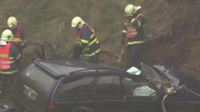 VIDEO: Auto skončilo v kotrmelcích na poli, mladá řidička zemřela