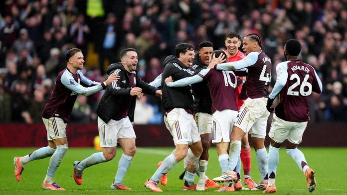 Aston Villa v euforii. Gólem v nastavení sestřelila Arsenal, ztráty využilo i City