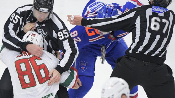 Neuvěřitelná rvačka v KHL: Hokejisté se poslali k zemi už první ranou