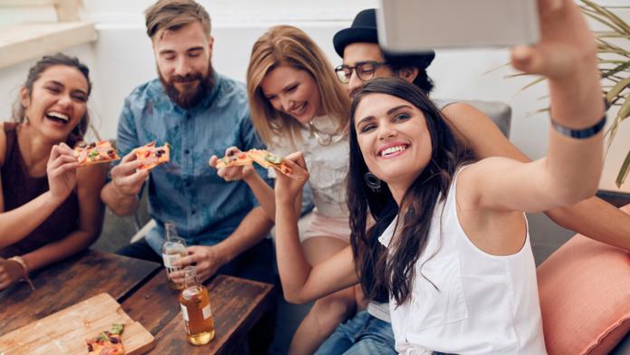 Pizza zdarma motivuje k práci víc než peníze, zjistili vědci