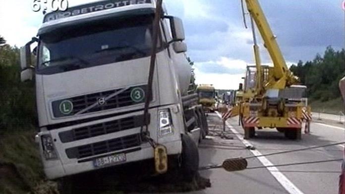 Převrácená cisterna blokuje provoz na Havlíčkobrodsku