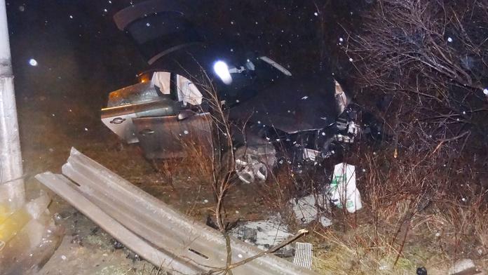 Řidič prorazil s audi svodidla a přistál v příkopu