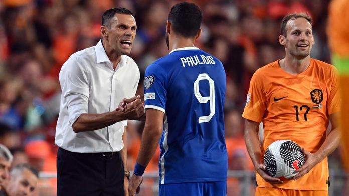 Trenér fotbalistů Řecka Gus Poyet (vlevo)