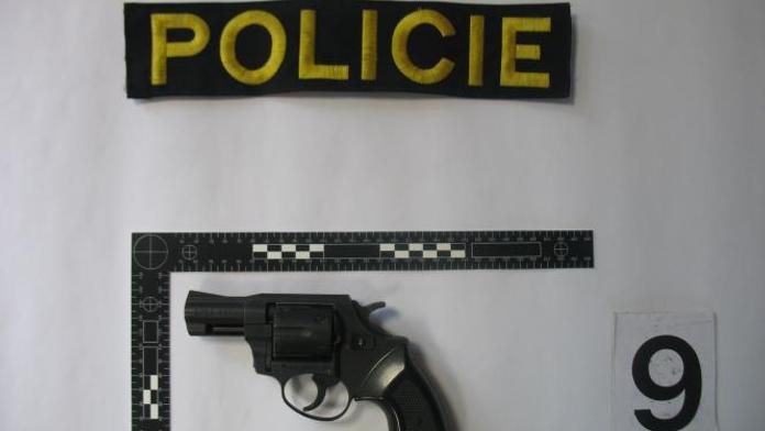 Spadla klec! Policisté dopadli osm zločinců. Kradli a loupili