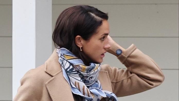Záhadná nálepka na ruce vévodkyně Meghan. Fanoušci se bojí o její zdraví