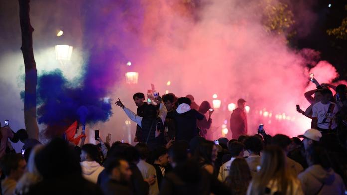 Šílené oslavy fanoušků PSG. Zapálená auta, jeden člověk vážně zraněn