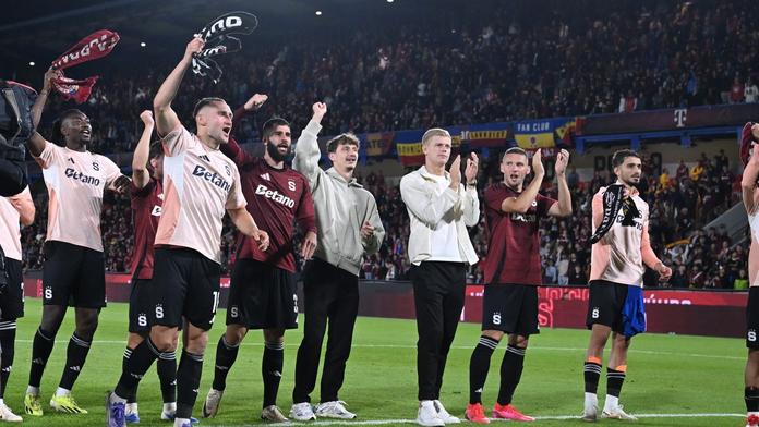 Slavící fotbalisté Sparty