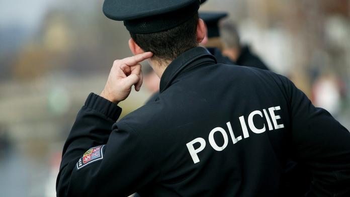 Policista balil ženy na uniformu, lákal z nich peníze na sázení