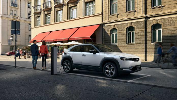 Obří baterie do elektromobilů jsou nesmysl, tvrdí Mazda. Vysvětluje proč