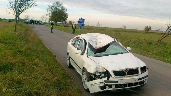 Silnici u Tečovic zablokovala srážka dvou aut