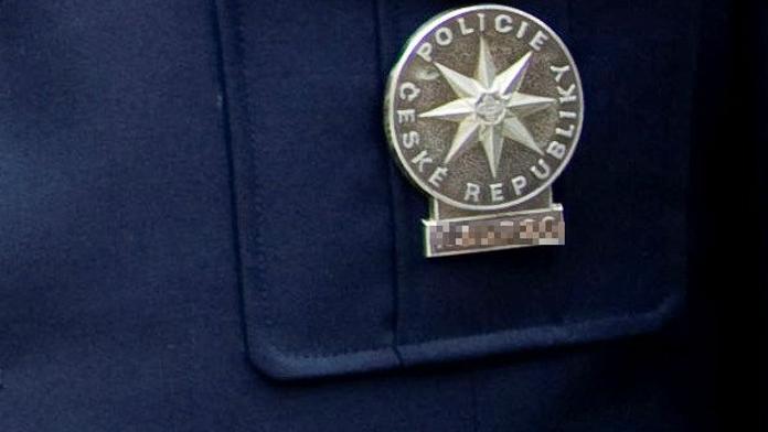 POZOR NA NĚJ! Podvodník se vydává za policistu a okrádá seniory o jejich úspory