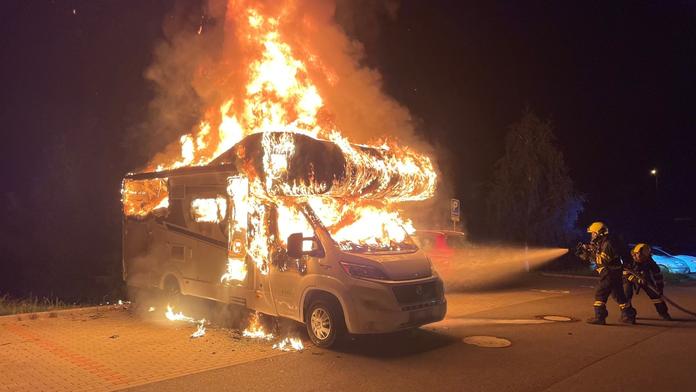 Luxusní karavan pohltily plameny! Podle policie ho zapálil žhář